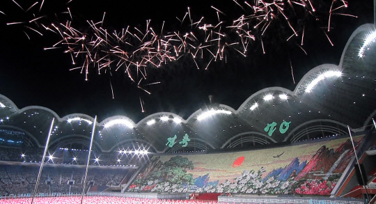 문재인 대통령 평양 방문 이틀째인 19일 밤 대집단체조를 보기 위해 능라도 5·1경기장을 방문한 문 대통령 내외를 축하는 불꽃이 터지고 있다. 동대문디자인플라자(DDP) 남북정상회담 메인프레스센터 실시간 중계 모니터 캡처.   연합뉴스